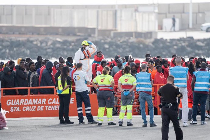 Archivo - Un cayuco a su llegada a Puerto Naos, a 28 de diciembre de 2024, en Arrecife, Lanzarote, Canarias (España). 