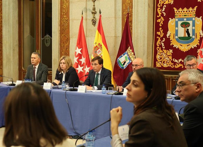 La vicealcaldesa de Madrid, Inmaculada Sanz (2i); el alcalde de Madrid, José Luis Martínez-Almeida (3i), y el delegado del Gobierno en la Comunidad de Madrid, Francisco Martín (1d), durante el Consejo y la Junta Local de Seguridad, en la Casa de la Villa