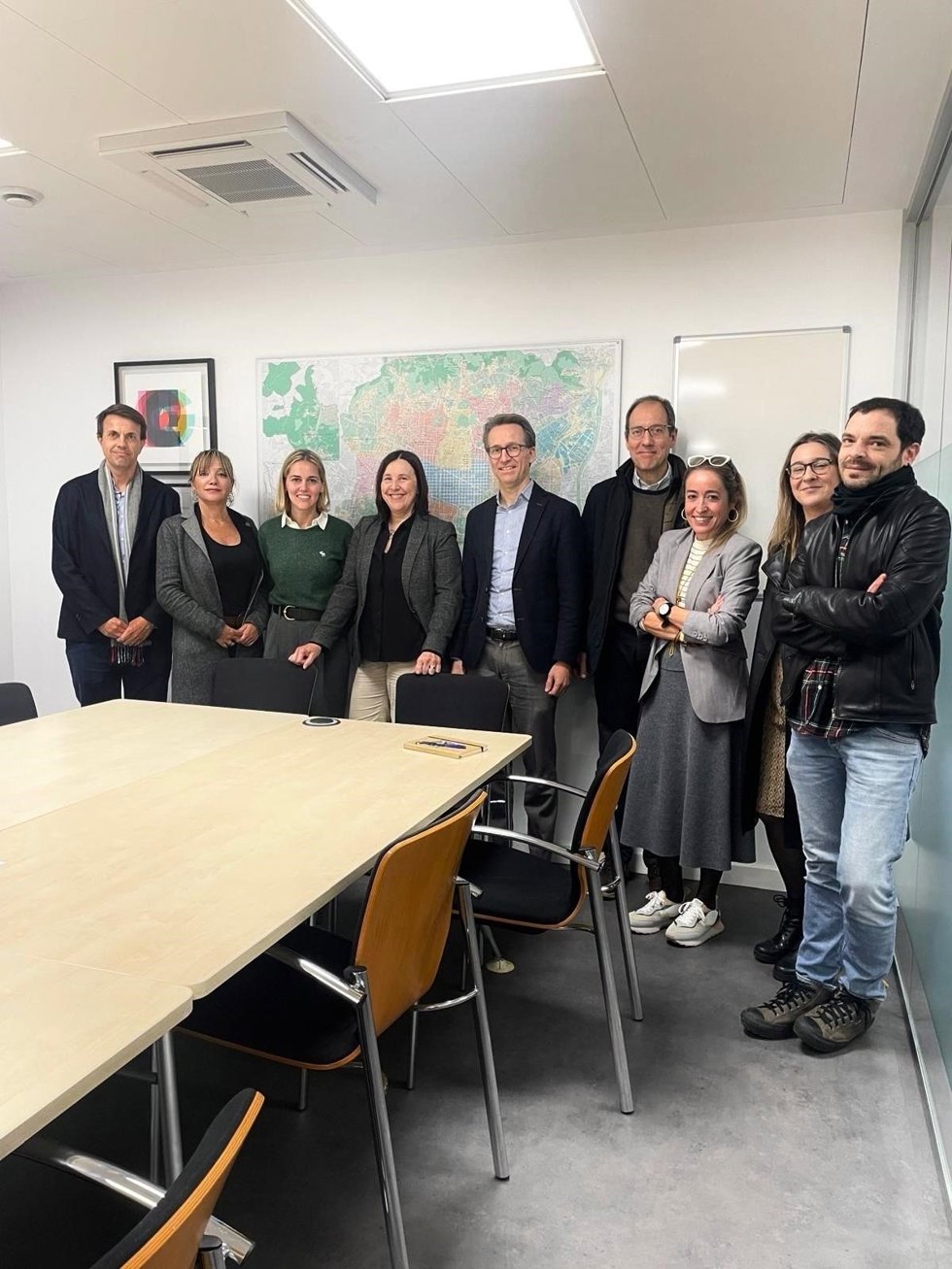 La segunda teniente de alcalde y regidora de Servicios Sociales, Lourdes Roca, conoce los proyectos contra la exclusión social de Barcelona.