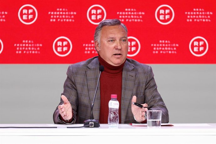 Archivo - Luis Medina Cantalejo participa da coletiva de imprensa da Federação Espanhola de Futebol (RFEF), oferecida por Andreu Camps, Secretário Geral da RFEF, e Luis Medina Cantalejo, Presidente do Comitê Técnico de Árbitros da Espanha, no C