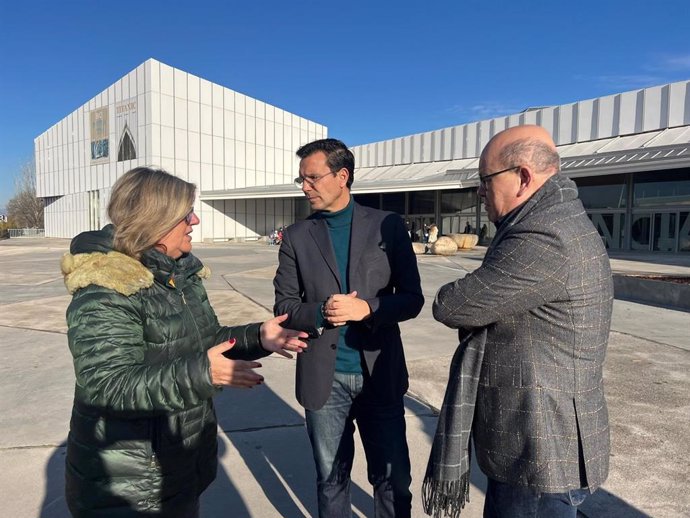 Los ediles del PSOE de Granada Ana Muñoz, Paco Cuenca y Paco Herrera ante el Parque de las Ciencias, de izquierda a derecha en la imagen este lunes