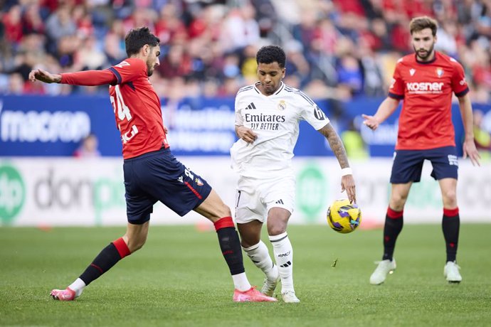 Alejandro Catena of CA Osasuna competes for the ball with Rodrygo Goes of Real Madrid CF during the LaLiga EA Sports match between CA Osasuna and Real Madrid CF at El Sadar on February 15, 2025, in Pamplona, Spain.