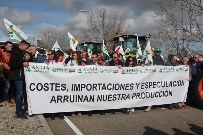 Los cerealistas de Castilla y León se concentran en Babilafuente (Salamanca)