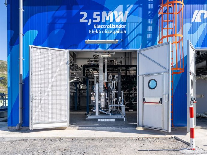 Archivo - Electrolizador de 2,5 MW de Petronor