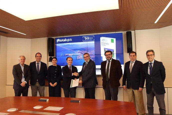 El presidente de la APBA, Gerardo Landaluce, en la firma de la adhesión de Total Logistic Services a la Estrategía Verde del Puerto de Algeciras.