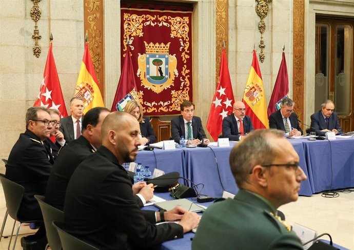 La vicealcaldesa de Madrid, Inmaculada Sanz (2i); el alcalde de Madrid, José Luis Martínez-Almeida (3i), y el delegado del Gobierno en la Comunidad de Madrid, Francisco Martín (4i), durante el Consejo y la Junta Local de Seguridad de la ciudad 