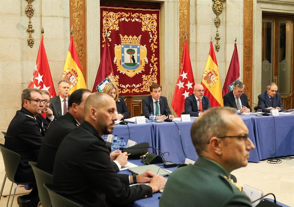 La vicealcaldesa de Madrid, Inmaculada Sanz (2i); el alcalde de Madrid, José Luis Martínez-Almeida (3i), y el delegado del Gobierno en la Comunidad de Madrid, Francisco Martín (4i), durante el Consejo y la Junta Local de Seguridad de la ciudad
