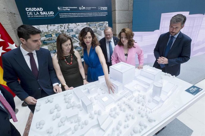 Archivo - La presidenta de la Comunidad de Madrid, Isabel Díaz Ayuso, y la consejera de Sanidad de la Comunidad de Madrid, Fátima Matute, durante la presentación del nuevo proyecto Ciudad de la Salud 