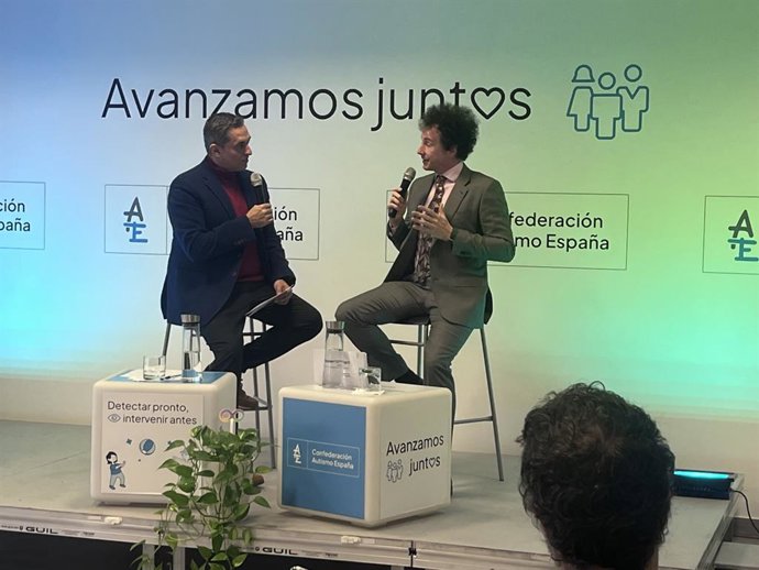 Alberto Fernández Parrón (à esquerda), jornalista e anfitrião da conferência, conversa com Guillermo Benito Ruiz, psicólogo da área de pesquisa da Autism Spain.