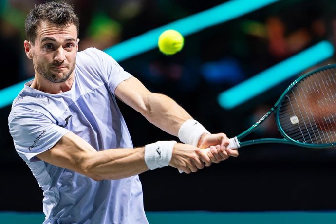 El tenista español Pedro Martínez golpea una bola durante un torneo