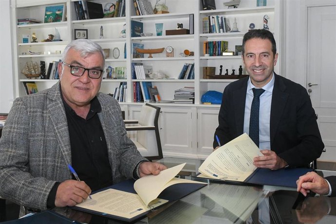 El presidente de Interfish-España, Joaquín Cadilla,  y el conselleiro do Mar, Alfonso Villares, firman un convenio de colaboración a 17 de febrero de 2025.