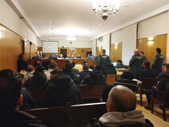 Los acusados, de espaldas, ocupando los bancos del público en la Audiencia de Valladolid antes de asumir las condenas pactadas con la fiscal del caso.