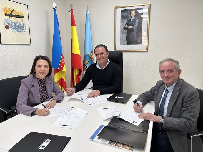 TM, Torrevieja (Alicante) y Cruz Roja firman un convenio para "prevenir la exclusión residencial" en la ciudad.