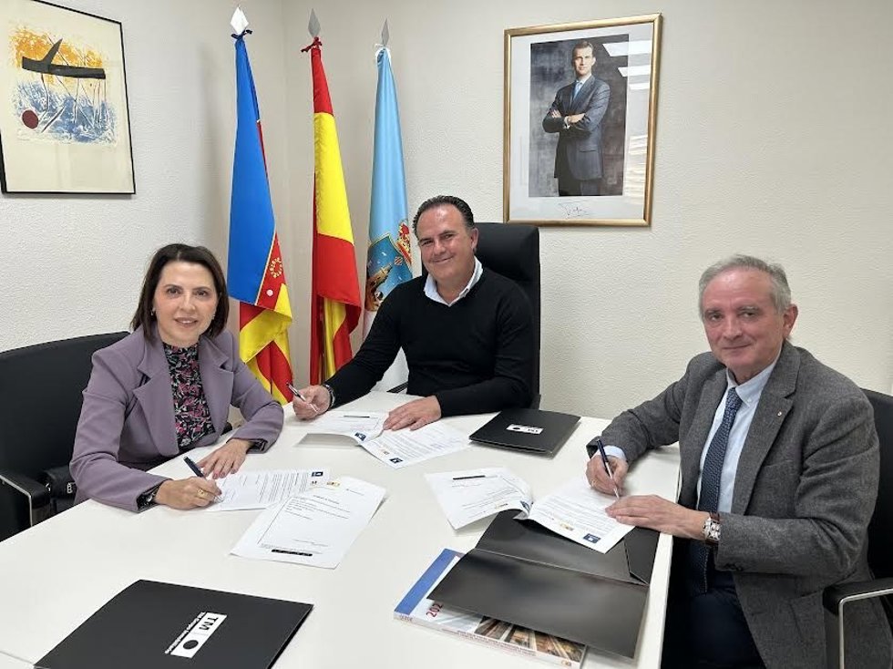 TM, Torrevieja (Alicante) y Cruz Roja firman un convenio para "prevenir la exclusión residencial" en la ciudad.