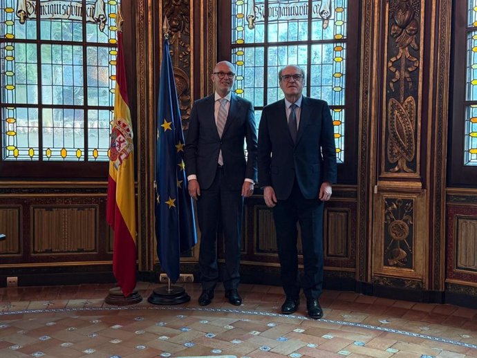 El defensor del Pueblo, Ángel Gabilondo, se ha reunido este lunes, en la sede de la institución, con el embajador del Reino de los Países Bajos, Roel Nieuwenkamp.