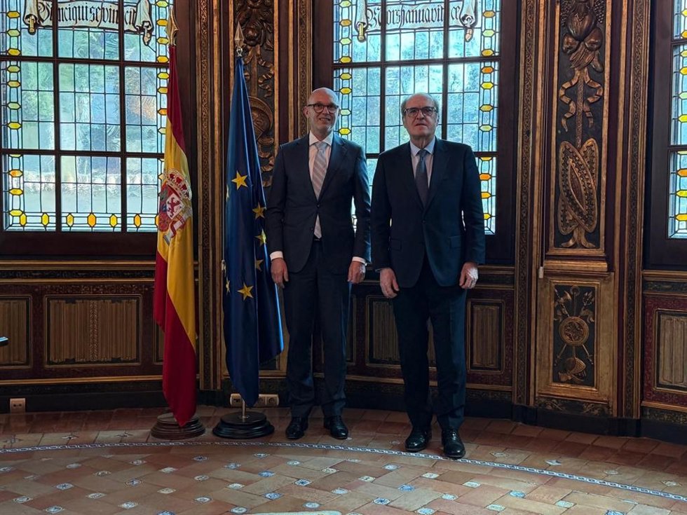 El defensor del Pueblo, Ángel Gabilondo, se ha reunido este lunes, en la sede de la institución, con el embajador del Reino de los Países Bajos, Roel Nieuwenkamp.