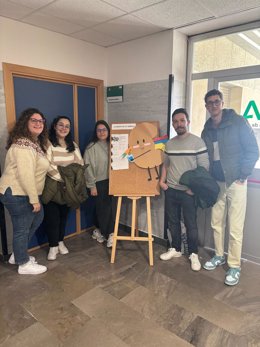 Voluntarios jóvenes de la Hermandad Salesiana de la Borriquita acompañan a pacientes de hemodiálisis en el Hospital Punta de Europa