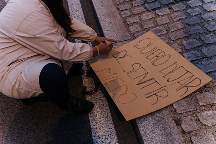 Archivo - Una mujer pinta un cartel durante la manifestación convocada por el Movimiento Feminista de Madrid por el Día Internacional de la Mujer, a 8 de marzo de 2024, en Madrid (España). 