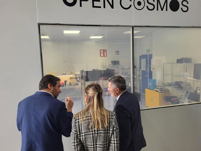El conseller de Empresa y Trabajo, Miquel Sàmper, durante su visita a las instalaciones de Open Cosmos en el Edificio GPA de Barcelona, junto a la secretaria de Políticas Digitales, Maria Galindo