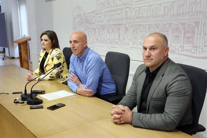 Archivo - El exatleta Manolo Martínez, a la derecha de la imagen, en la presentación del Liceo Audiovisual Leonés, impulsado por el bronce olímpico en los Juegos de Atenas 2004.