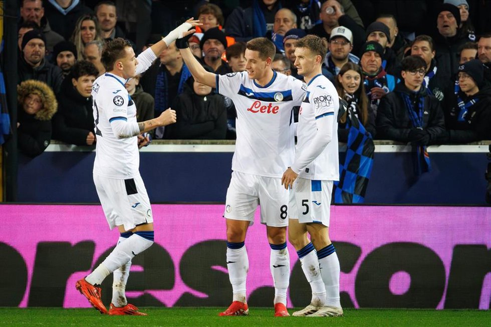 Los jugadores del Atalanta celebran su gol ante el Brujas en la ida del 'playoff' de la Champions 24-25