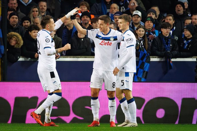 12 February 2025, Belgium, Bruges: Atalanta's Mario Pasalic (C) celebrates scoring his side's first goal with teammates during the UEFA Champions League intermediate round first leg soccer match between Club Brugge KV and Atalanta BC at Jan Breydel Stadiu