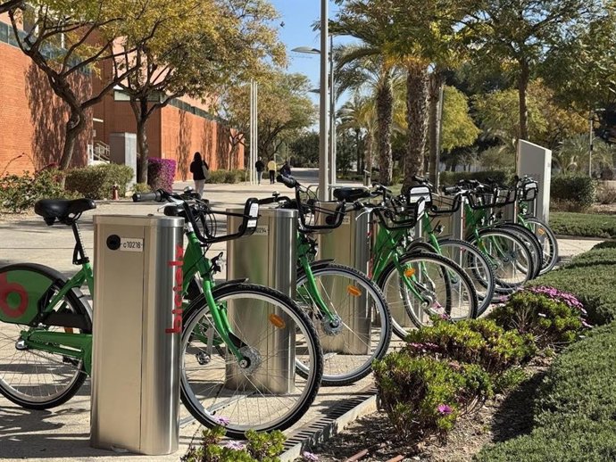 La UMH amplía el servicio de Bicielx con cuatro estaciones nuevas en el campus de Elche (Alicante).