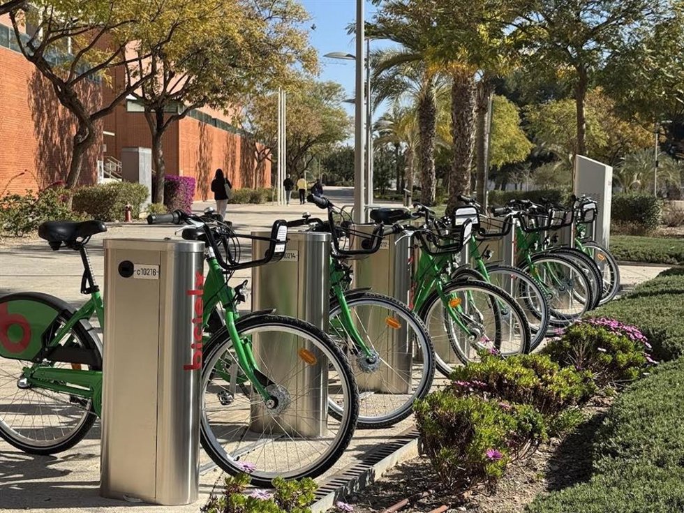 La UMH amplía el servicio de Bicielx con cuatro estaciones nuevas en el campus de Elche (Alicante).