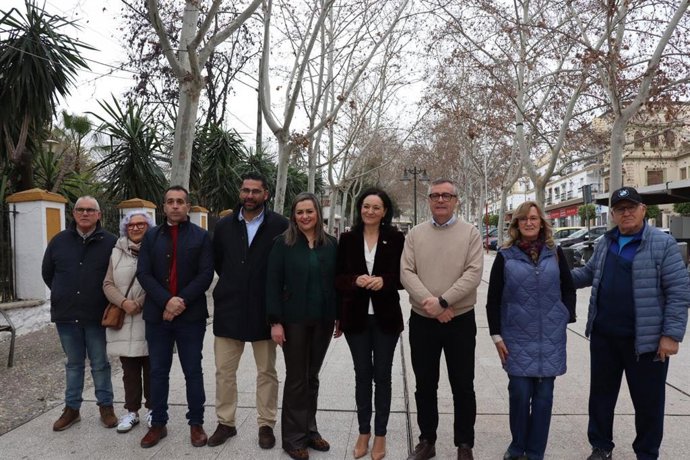 Serrano (centro), entre Santos y Crespín, junto a otros responsables del PSOE en Baena.