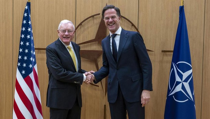 O secretário-geral da OTAN, Mark Rutte, dá as boas-vindas ao enviado dos EUA para a Ucrânia, Keith Kellogg,