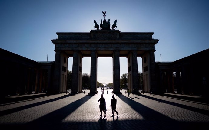 Archivo - La puerta de Brandeburgo vista desde la plaza Pariser, en Berlín (Alemania).