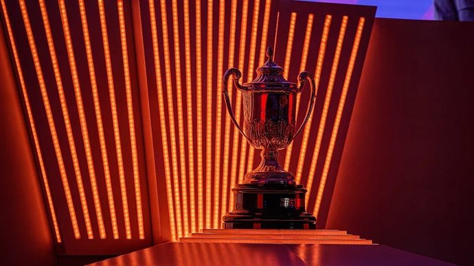 Archivo - Imagen del trofeo de la Copa de la Reina Iberdrola de fútbol