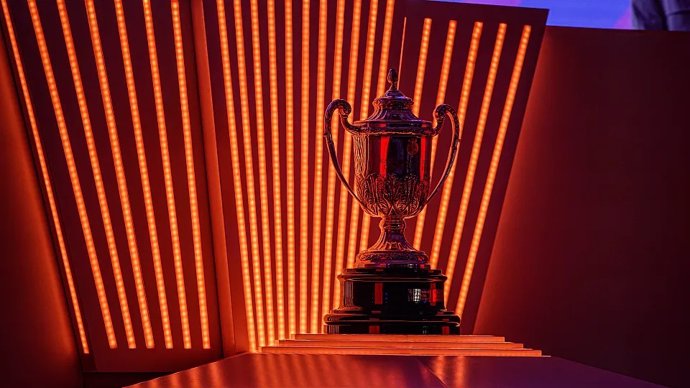 Archivo - Imagen del trofeo de la Copa de la Reina Iberdrola de fútbol