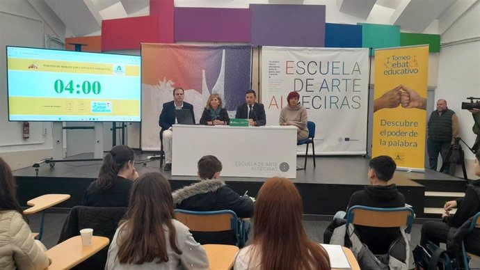 El subdelegado de la Junta de Andalucía en el Campo de Gibraltar, Javier Ros, la delegada territorial de Desarrollo Educativo en Cádiz, Isabel Paredes, inauguran la fase provincial del Torneo de Debate Educativo de Andalucía 'Habla bien, habla andaluz'