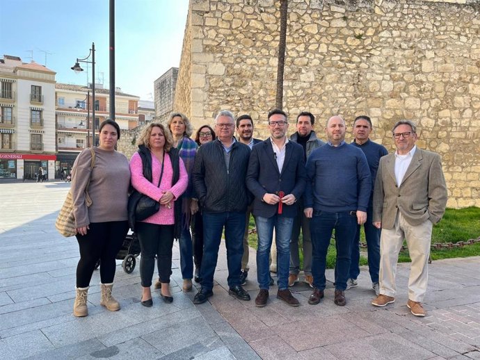 El portavoz del PSOE en la Diputación, José Antonio Romero (quinto por la dcha.), en Lucena.