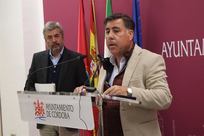 El portavoz del gobierno del Ayuntamiento de Córdoba, Miguel Ángel Torrico, y el delegado de Infraestructuras, Miguel Ruiz Madruga.