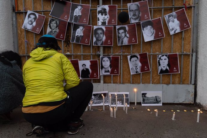 Archivo - September 11, 2021, Santiago, Metropolitana, Chile: A person lights candles outside the Nacional stadium in Santiago, as part of a demonstration commemorating the 48th anniversary of the coup in Chile. The Nacional stadium was a torture center d