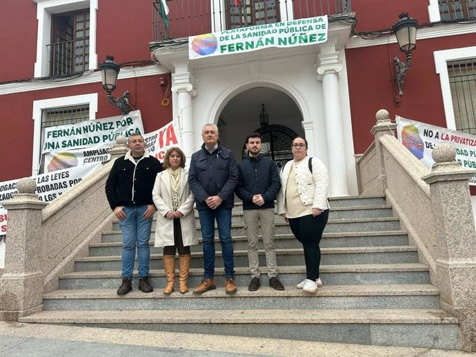 El alcalde de Fernán Núñez, Alfonso Alcaide (centro), junto a los diputados de IU en la Diputación, José Manuel Cobo (segundo por la dcha.) e Irene Ruiz (cuarta).