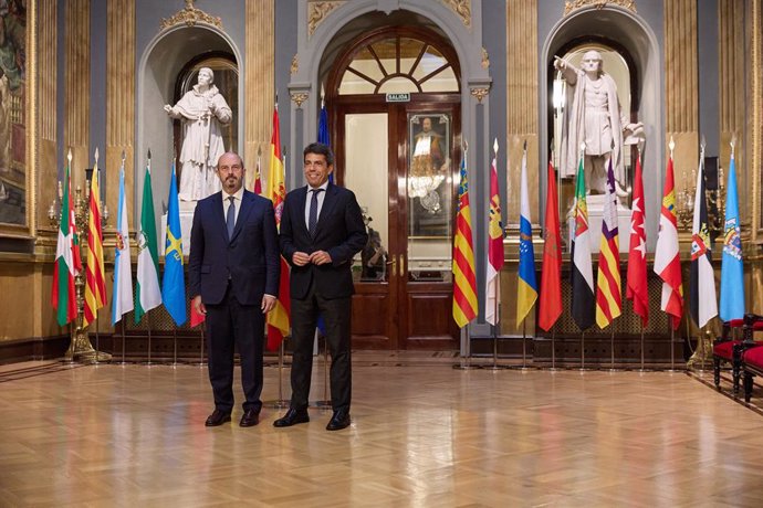 Archivo - El presidente del Senado, Pedro Rollán (i) y el presidente de la Comunidad Valenciana, Carlos Mazón (d), a su llegada a un debate tras la Comisión General de las Comunidades Autónomas, en el Senado, a 19 de octubre de 2023, en Madrid (España). E