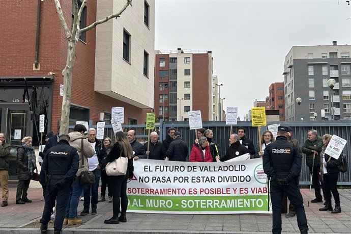 Concentración de la Plataforma por el Soterramiento del Ferrocarril en Valladolid por la presentación del proyecto de remodelación de la estación Campo Grande.