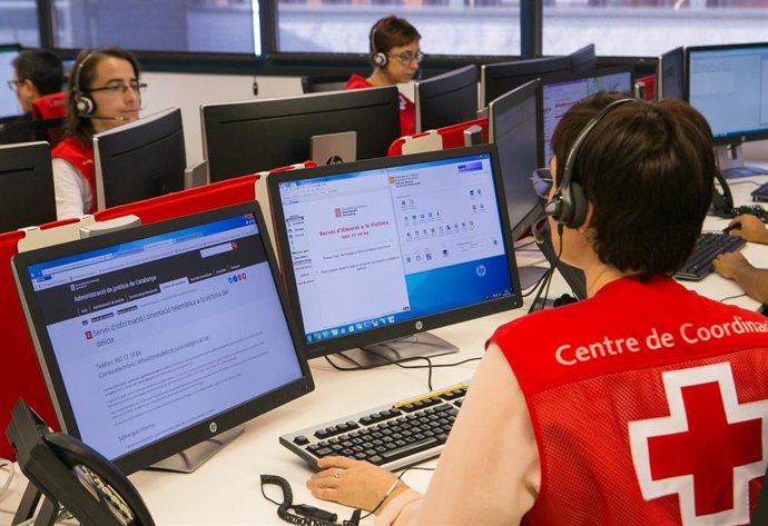 Trabajadores de Creu Roja en Catalunya, la entidad que gestional el Servei Telemàtic d’Informació i Orientació a la Víctima del Delicte desde 2016
