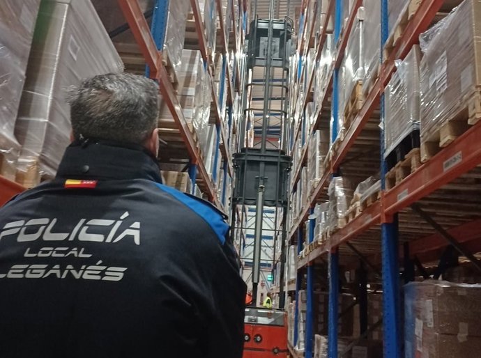 Rescatan a un empleado atrapado en una grúa a unos 12 metros de altura en Leganés