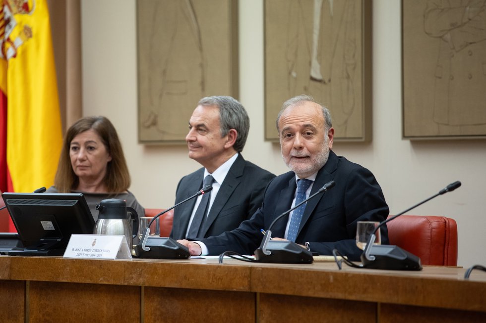 (I-D) La presidenta del Congreso, Francina Armengol; el expresidente del Gobierno José Luis Rodríguez Zapatero, y el exdiputado socialista José Andrés Torres Mora durante la presentación de su libro Discursos Parlamentarios de José Luis Rodríguez 