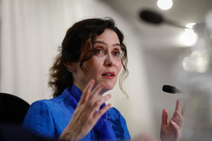 A Presidente da Comunidade de Madri, Isabel Díaz Ayuso, fala durante o Fórum de Debate, organizado pela Fundação Sargadelos, no Hotel Voar, em 14 de fevereiro de 2025, em Ribadeo, Lugo, Galícia (Espanha). Esta 10ª edição tem como foco o Iniciat