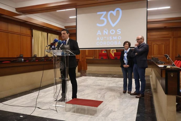 José María Bellido, Paqui Suárez y Bernardo Jordano presentan el programa de actividades de la Asociación Autismo Córdoba por su 30 aniversario en 2025.