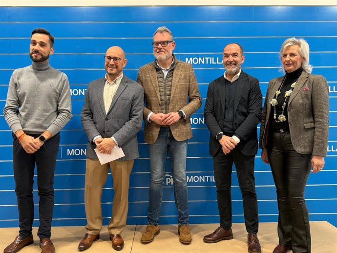 El parlamentario andaluz del PP por Córdoba Javier Vacas (centro) en la visita a Montilla.