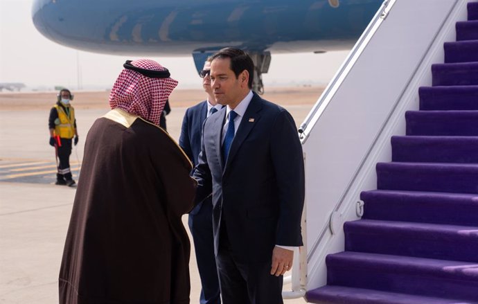 HANDOUT - 17 February 2025, Saudi Arabia, Riyadh: US Secretary of State Marco Rubio (R) is greeted by Saudi Arabia's Deputy Minister for Protocol Affairs Abdulmajeed Al-Smari upon his arrival at King Khalid International Airport in Riyadh. Photo: Freddie 