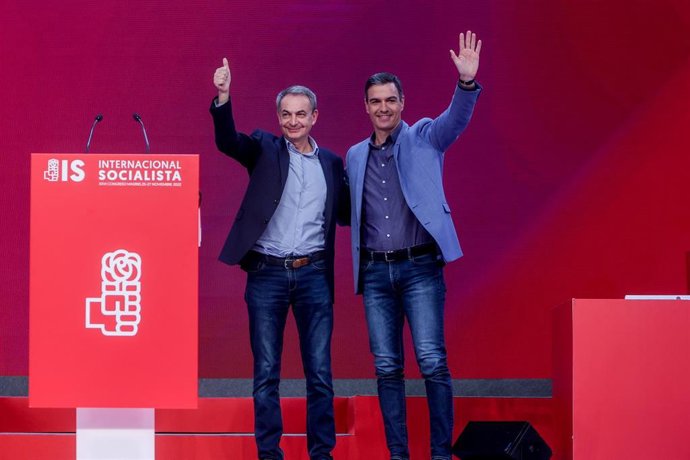 Archivo - El expresidente del Gobierno, José Luis Rodríguez Zapatero (i), interviene junto al nuevo presidente de la Internacional Socialista, Pedro Sánchez, durante la última jornada del XXVI Congreso de la Internacional Socialista (IS).