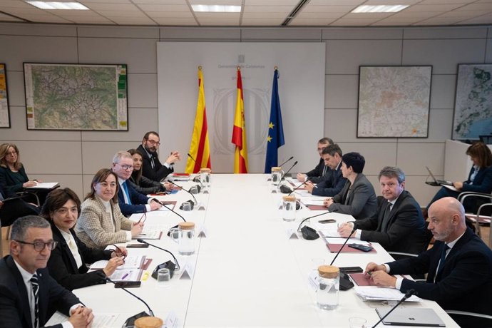 La consellera de Territorio de la Generalitat Sílvia Paneque (3i) y el secretario de Estado de Transportes José Antonio Santano (2d) presiden la Comisión Bilateral de Infraestructuras Generalitat-Estado, a 17 de febrero de 2025, en Barcelona, Catalunya (E