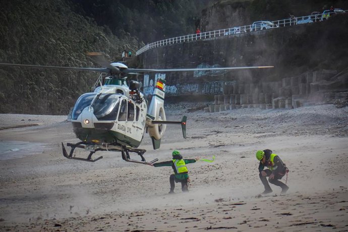 Labores de búsqueda del vecino de Cantabria desaparecido en la costa llanisca.-ARCHIVO